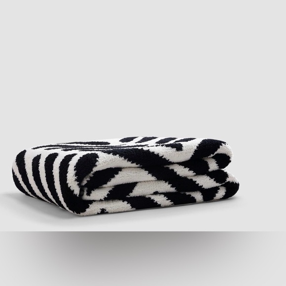 Tulum Throw  black off White Geometric Pattern Blanket SUNDAY CITIZEN - Picture 2 of 8